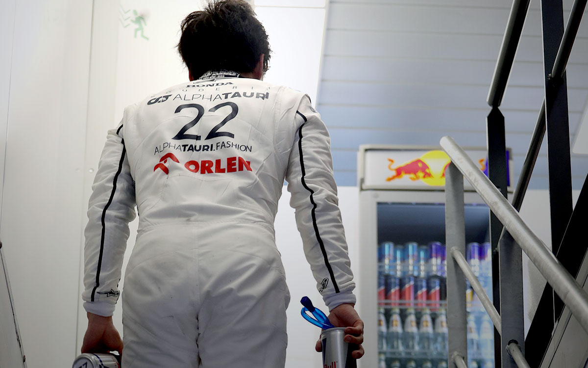 レッドブルを手に階段を上る角田裕毅（アルファタウリ）の後ろ姿、2023年5月26日F1モナコGP