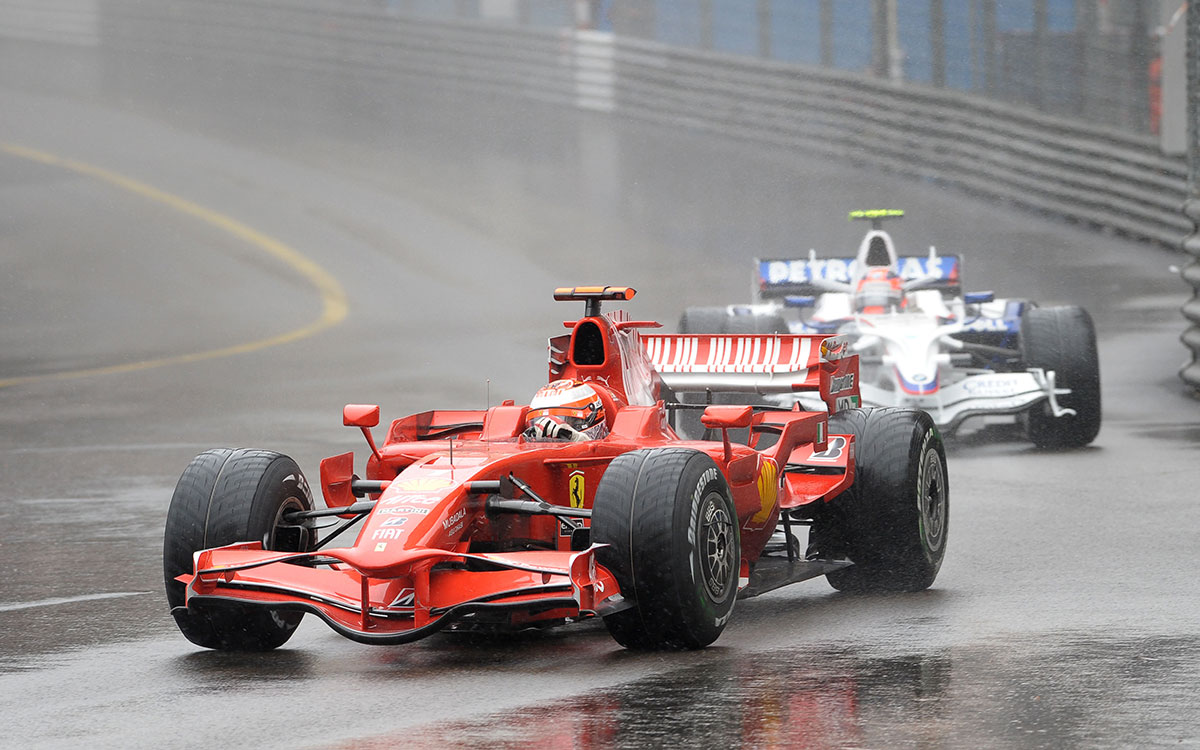 雨のモンテカルロ市街地コースを走るキミ・ライコネン（フェラーリ）、2008年5月25日F1モナコGPにて