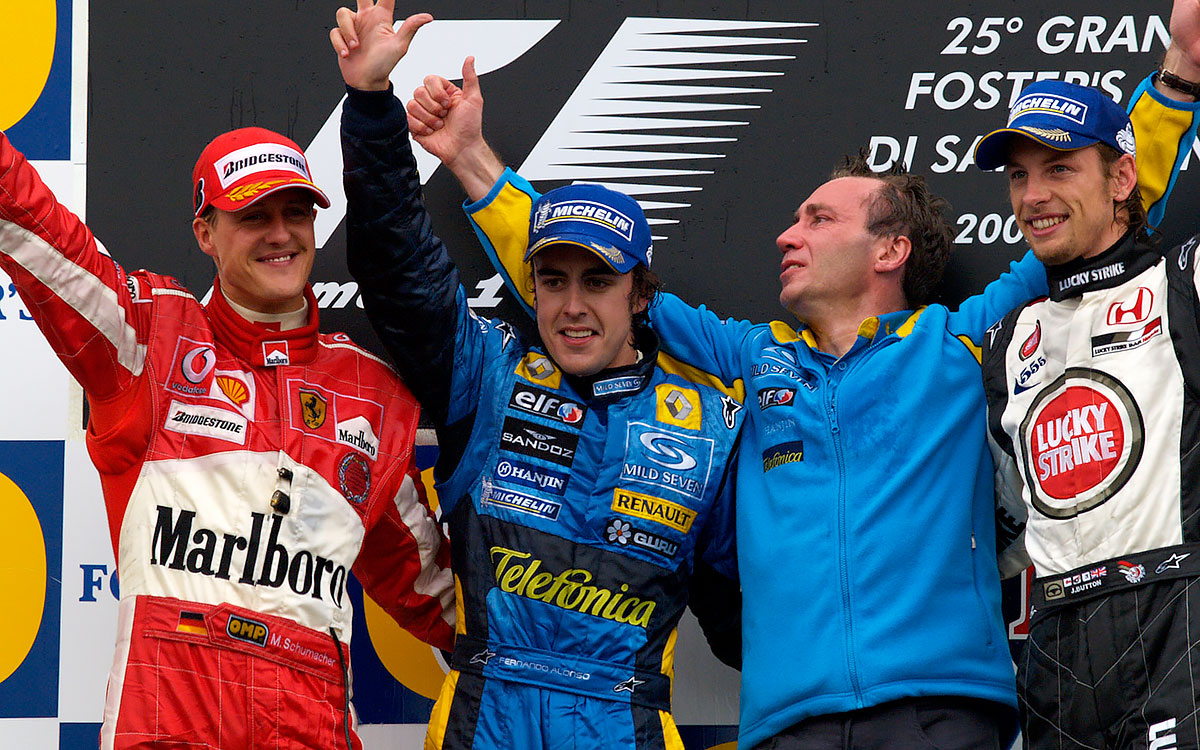 2位ミハエル・シューマッハ（フェラーリ）と優勝したフェルナンド・アロンソ（ルノー）、3位ジェンソン・バトン（BARホンダ）、2005年4月24日F1サンマリノGPの表彰台にて