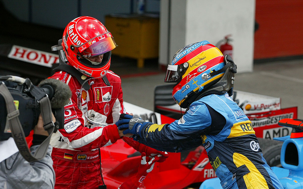 健闘を称え合う2位ミハエル・シューマッハ（フェラーリ）と優勝したフェルナンド・アロンソ（ルノー）、2005年4月24日F1サンマリノGP