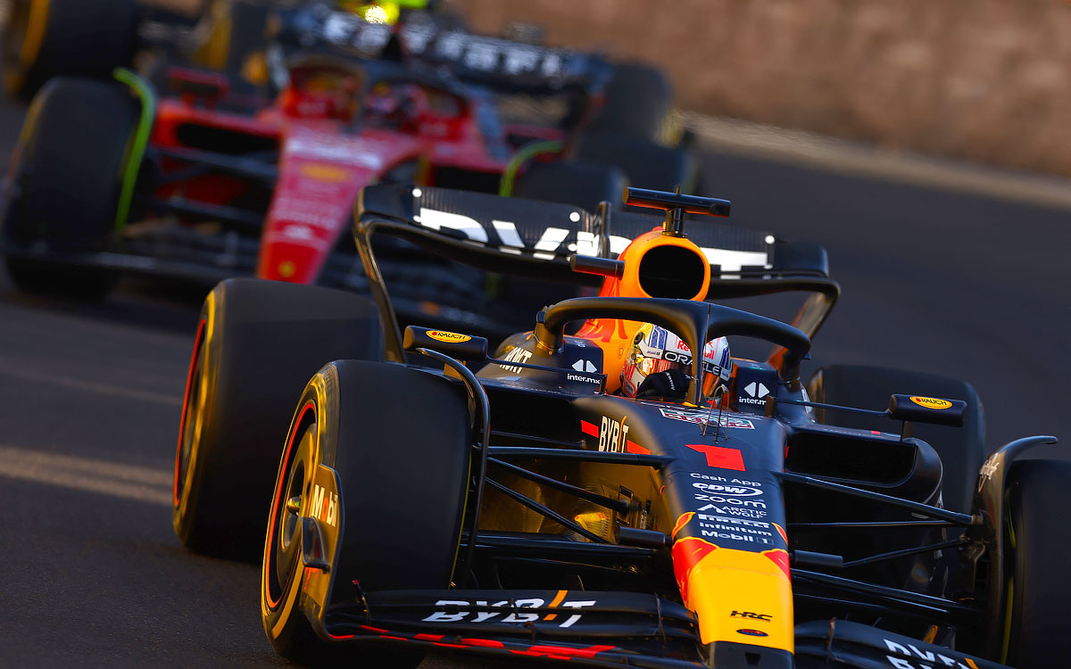 カルロス・サインツ（フェラーリ）を従えるマックス・フェルスタッペン（レッドブル）、2023年4月29日F1アゼルバイジャンGPスプリント
