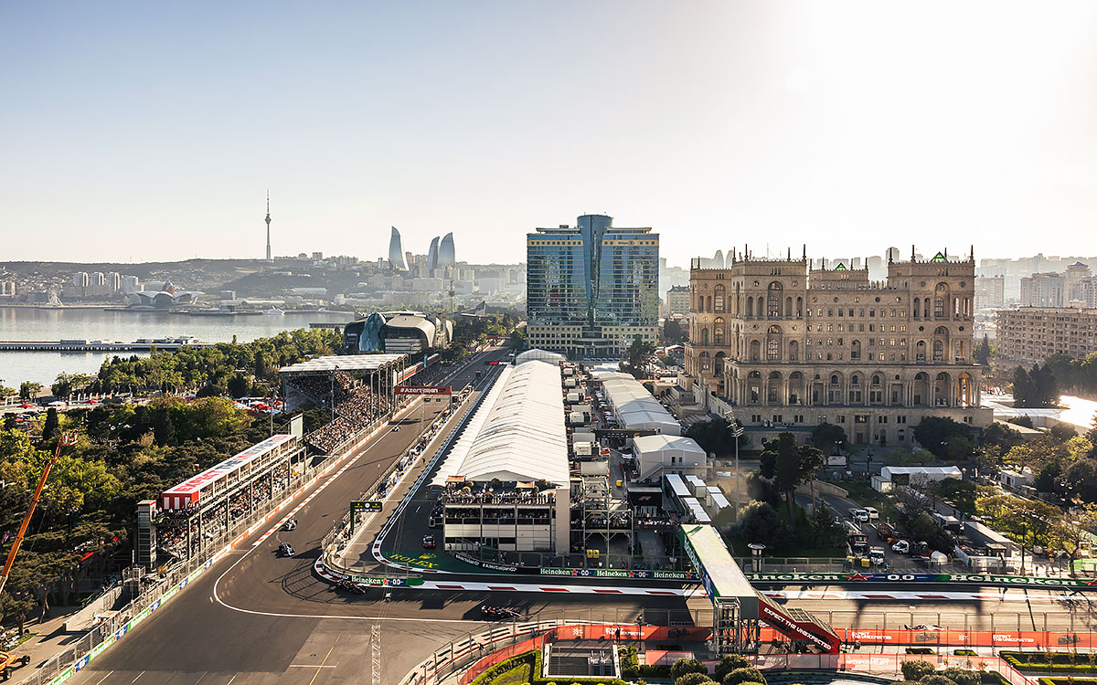 ターン1側から見たバクー市街地コースのメインストレートとパドック、2023年4月30日F1アゼルバイジャンGP決勝レース