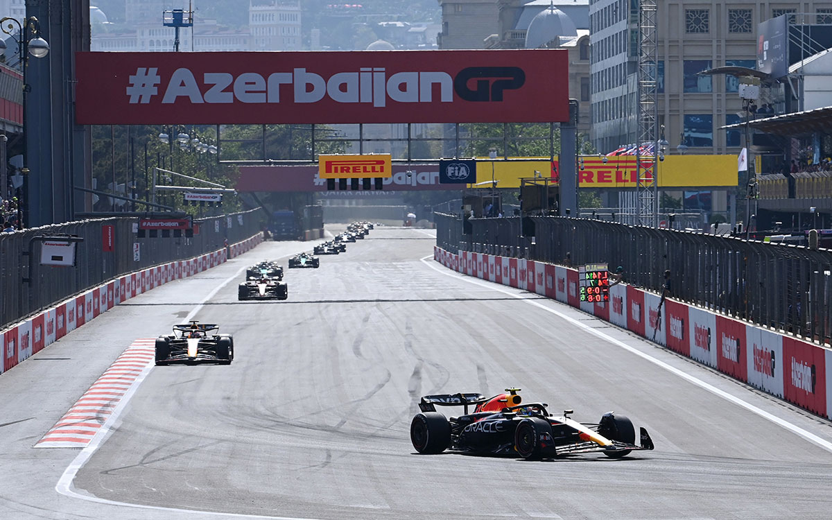 メインストレートに続く直線区間にきれいに連なるF1マシン、2023年4月30日F1アゼルバイジャンGP決勝レース