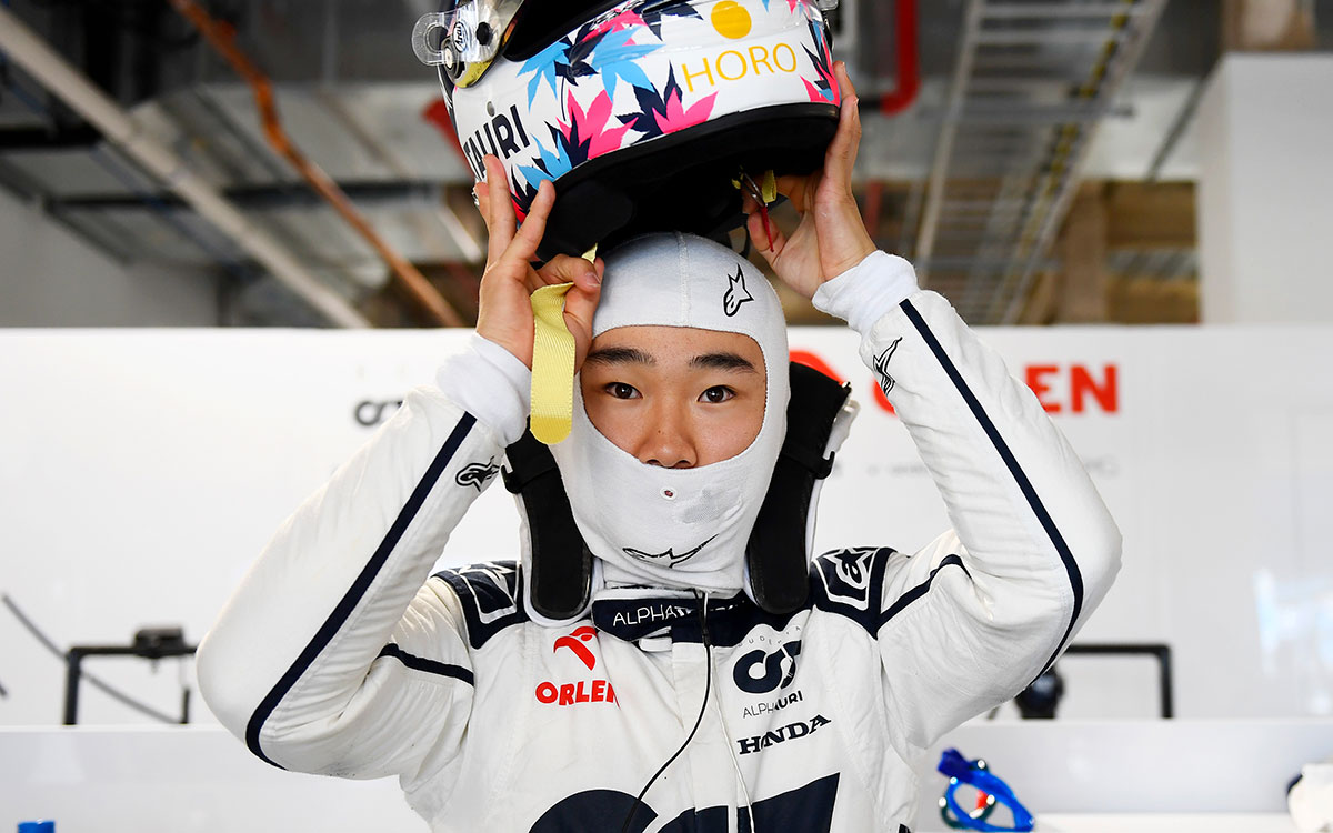 セッションに向けてヘルメットを被る角田裕毅（アルファタウリ）、2023年5月5日F1マイアミGP