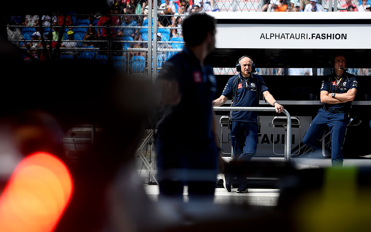 ピットウォールからガレージの様子を見守るアルファタウリのフランツ・トスト代表、2023年5月6日F1マイアミGP