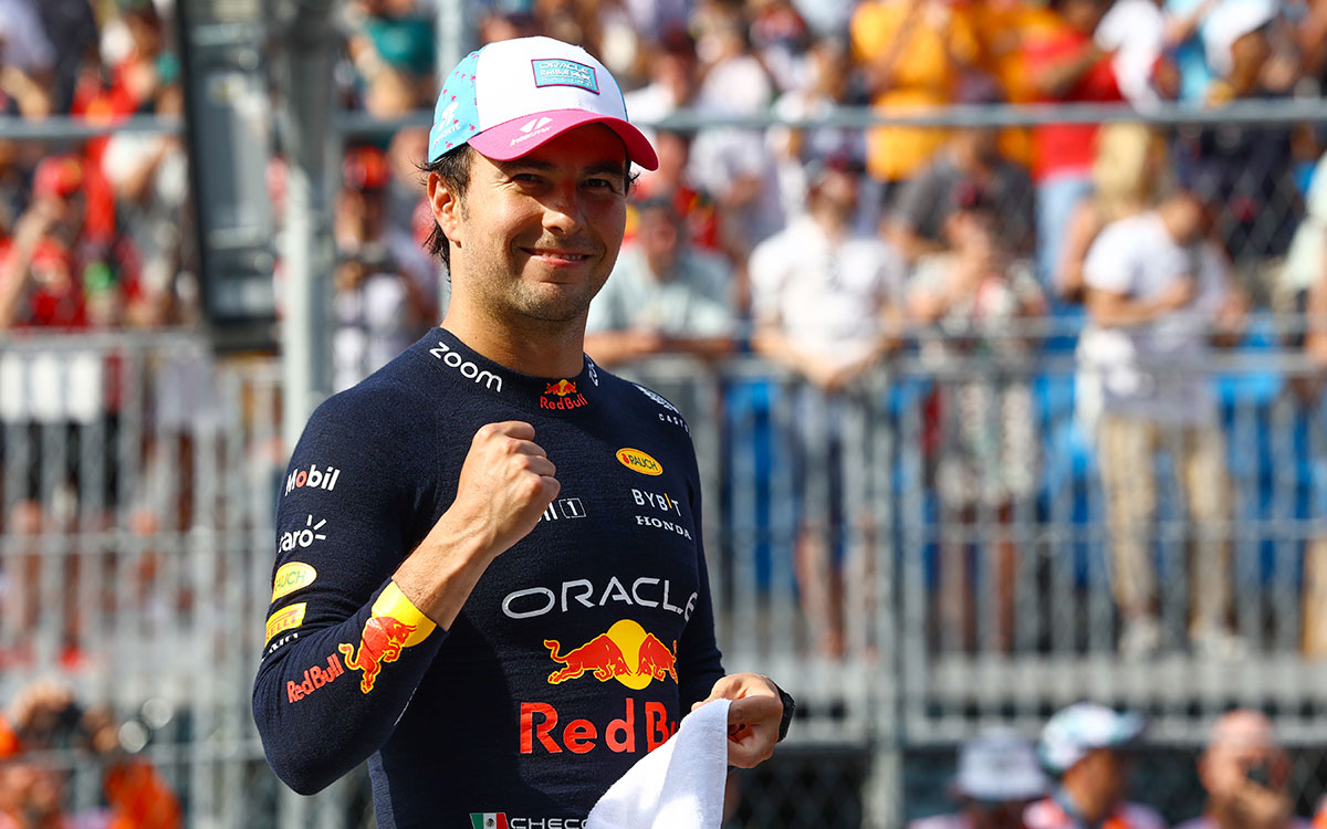 ポールポジションを獲得してパルクフェルメで笑顔を浮かべるセルジオ・ペレス（レッドブル）、2023年5月6日F1マイアミGP予選