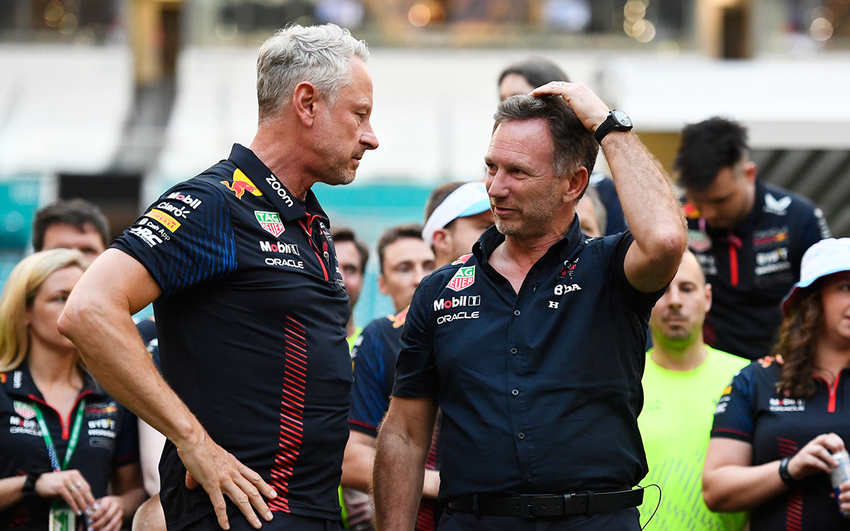 レース後のパドックでチームマネージャーのジョナサン・ウィートリーと話をするレッドブルのクリスチャン・ホーナー代表、2023年5月7日F1マイアミGP決勝レース