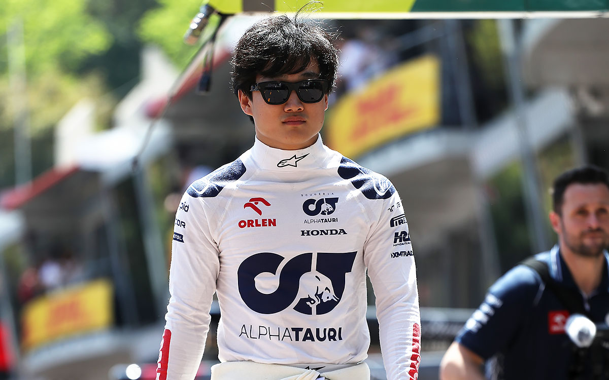 モンテカルロ市街地コースのピットを歩く角田裕毅（アルファタウリ）、2023年5月26日F1モナコGPフリー走行