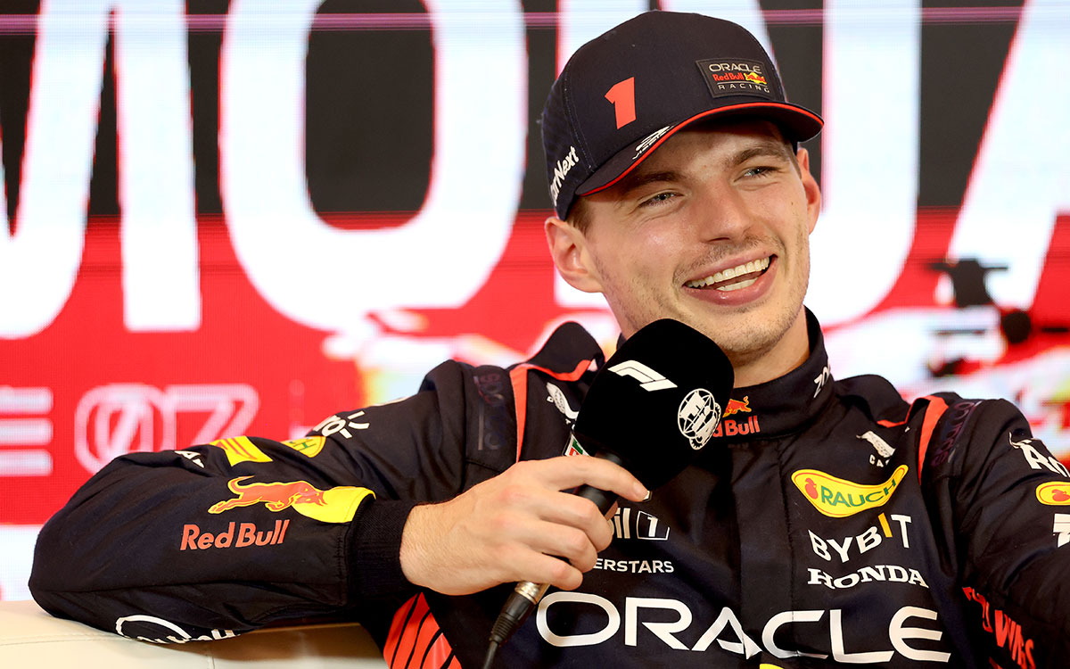 マイクを手に笑顔を見せるマックス・フェルスタッペン（レッドブル）、2023年5月27日F1モナコGP予選後の記者会見にて