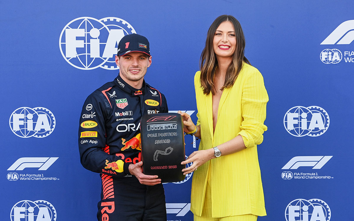 マックス・フェルスタッペン（レッドブル）にピレリ・ポールポジション賞を手渡す元テニスプレイヤーのマリア・シャラポワ、2023年5月27日F1モナコGP予選