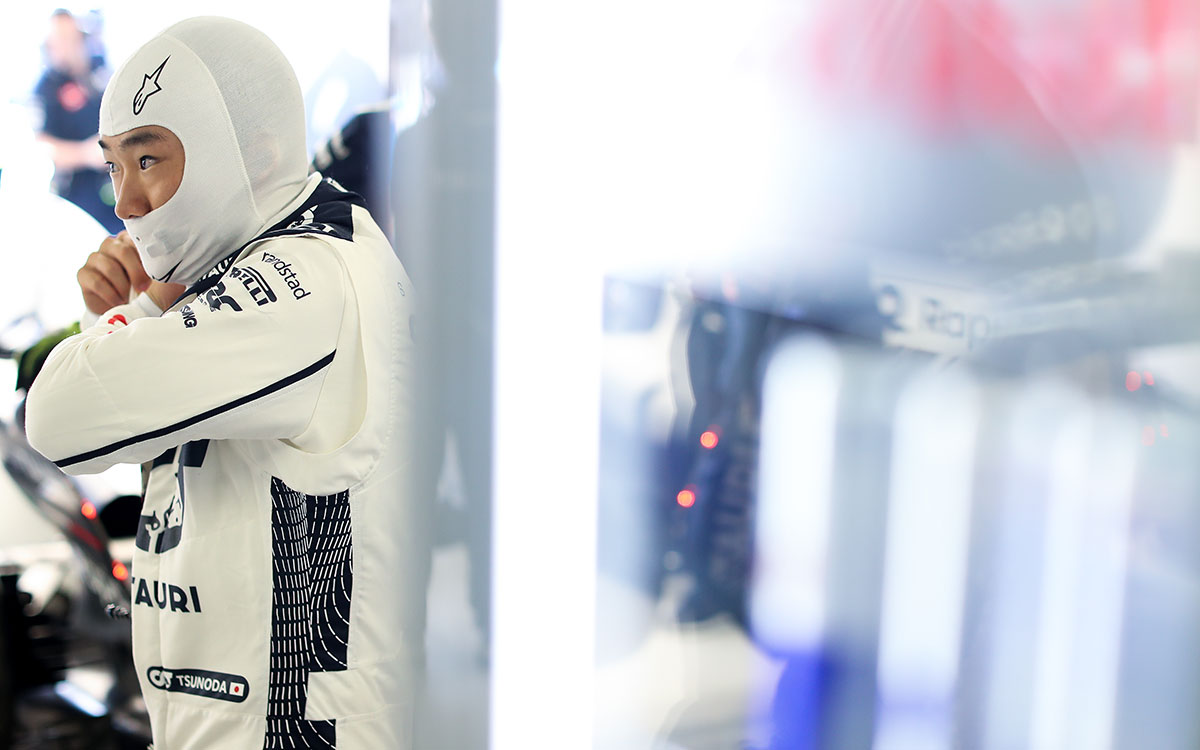 レースに向けてガレージ内で準備する角田裕毅（アルファタウリ）、2023年5月28日F1モナコGP