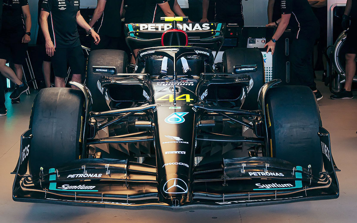 ガレージ内に置かれたメルセデスW14Bスペック、2023年5月25日F1モナコGP