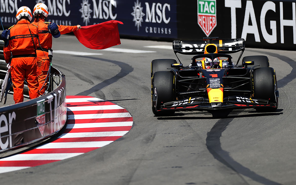 赤旗を振るコースマーシャルと、その脇を通過するマックス・フェルスタッペン（レッドブル）、2023年5月26日F1モナコGP FP2