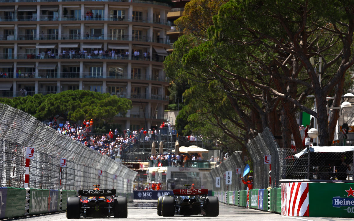 モンテカルロ市街地コースを周回するマックス・フェルスタッペン（レッドブル）とルイス・ハミルトン（メルセデス）、2023年5月26日F1モナコGP FP1