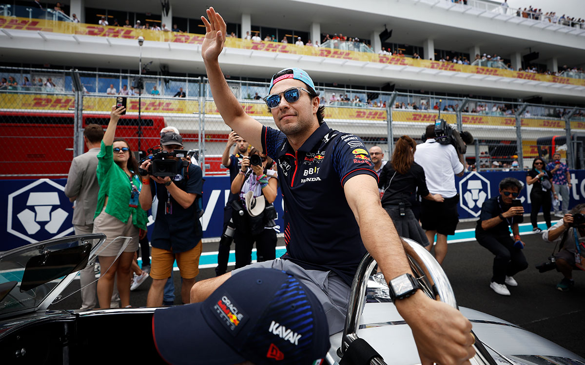 ドライバーズパレードに参加して観客に手を振るセルジオ・ペレス（レッドブル）、2023年5月7日F1マイアミGP決勝レース