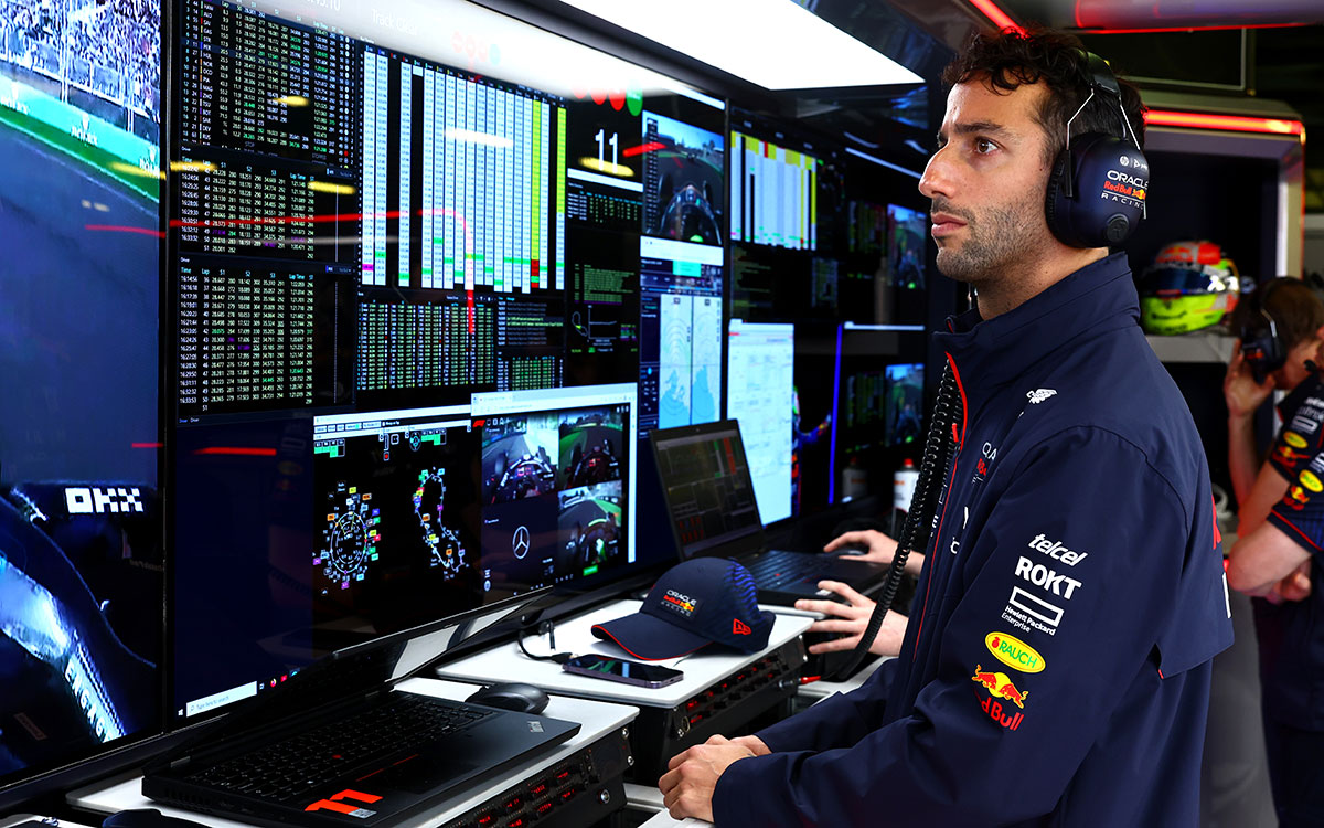 レッドブルのガレージ内でモニターを見つめるダニエル・リカルド、2023年4月2日F1オーストラリアGPにて