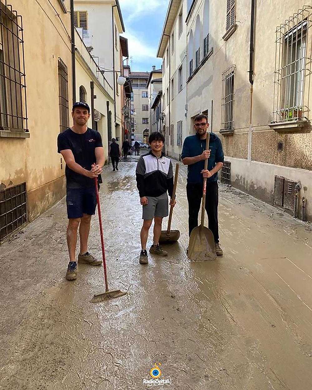 洪水被害を受けたイタリア・ファエンツァの街の復旧活動に取り組む角田裕毅（アルファタウリ）、2023年5月