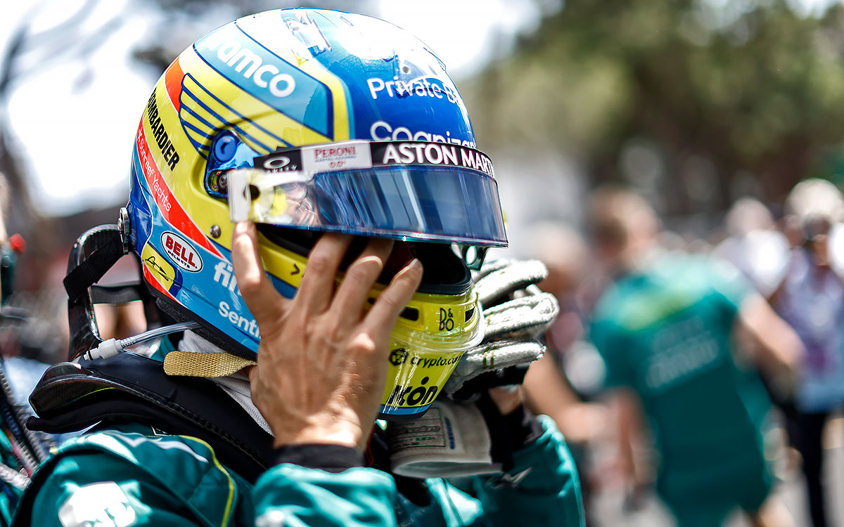 レースに向けてグリッドでヘルメットを被るフェルナンド・アロンソ（アストンマーチン）、2023年5月28日F1モナコGP