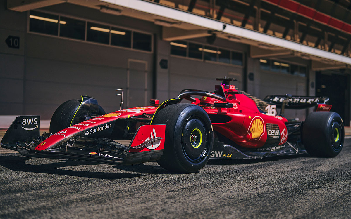 ピットロードを走行するシャルル・ルクレール（フェラーリ）、F1スペインGP後の2023年6月6日にカタロニア・サーキットで行われたピレリの2024年型タイヤ開発テストにて
