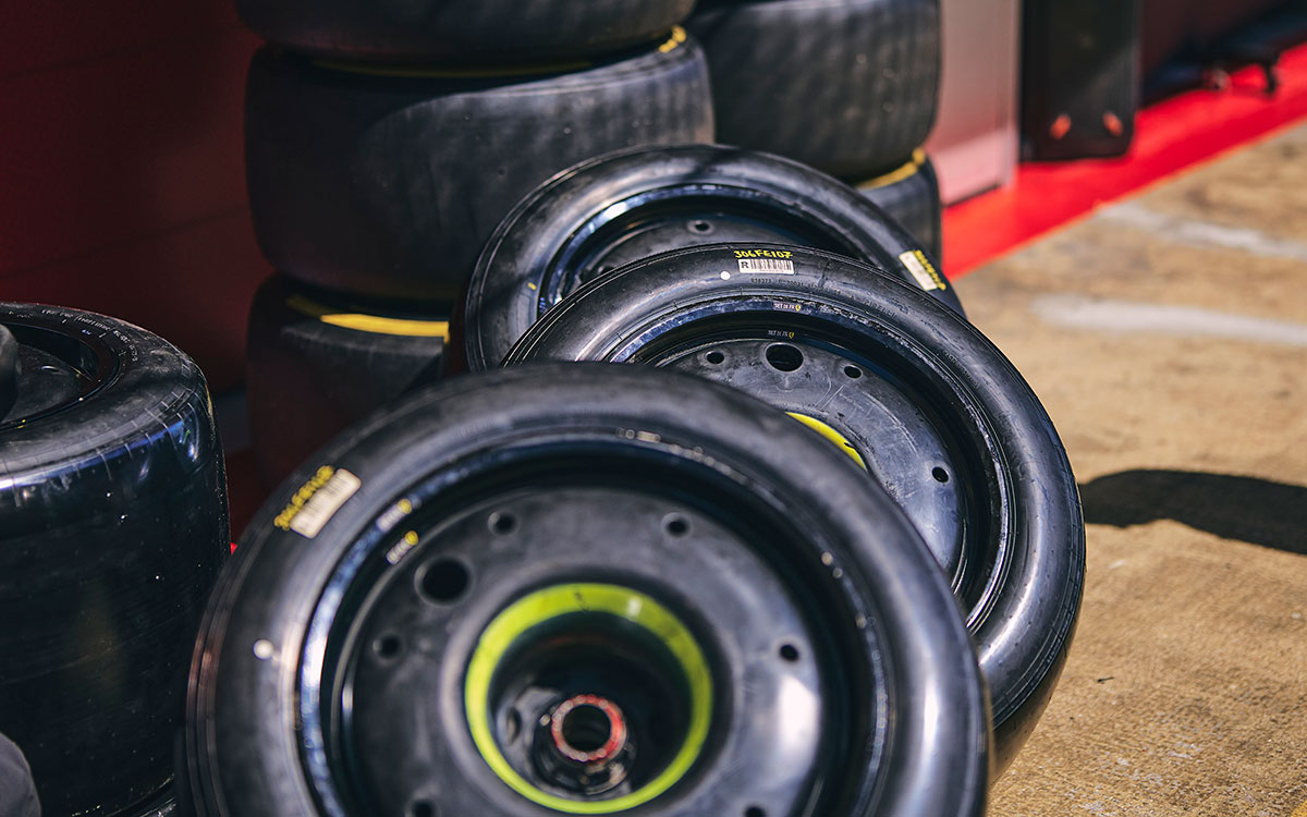タイヤウォーマーを必要としない2024年型プロトタイプタイヤ、F1スペインGP後の2023年6月6日にカタロニア・サーキットで行われたピレリの2024年型タイヤ開発テストにて