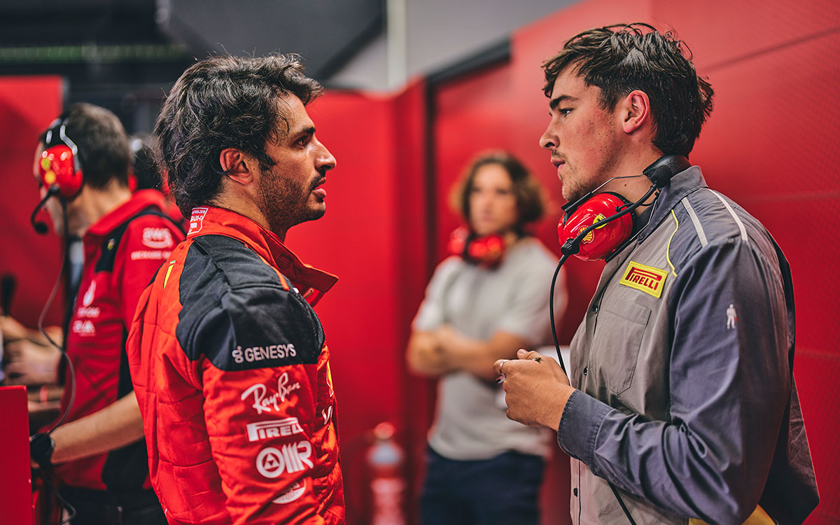 ピレリのエンジニアと話をするカルロス・サインツ（フェラーリ）、F1スペインGP後の2023年6月7日にカタロニア・サーキットで行われたピレリの2024年型タイヤ開発テストにて