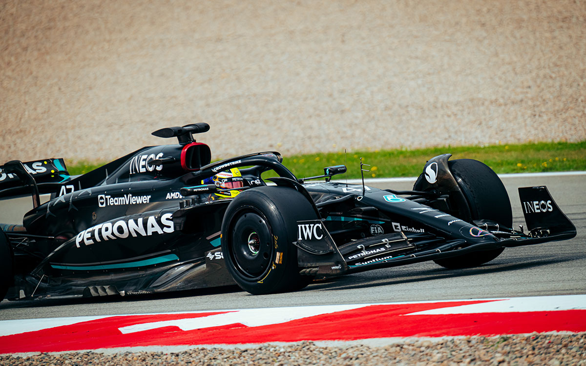 メルセデスW14をドライブするミック・シューマッハ、F1スペインGP後の2023年6月7日にカタロニア・サーキットで行われたピレリの2024年型タイヤ開発テストにて