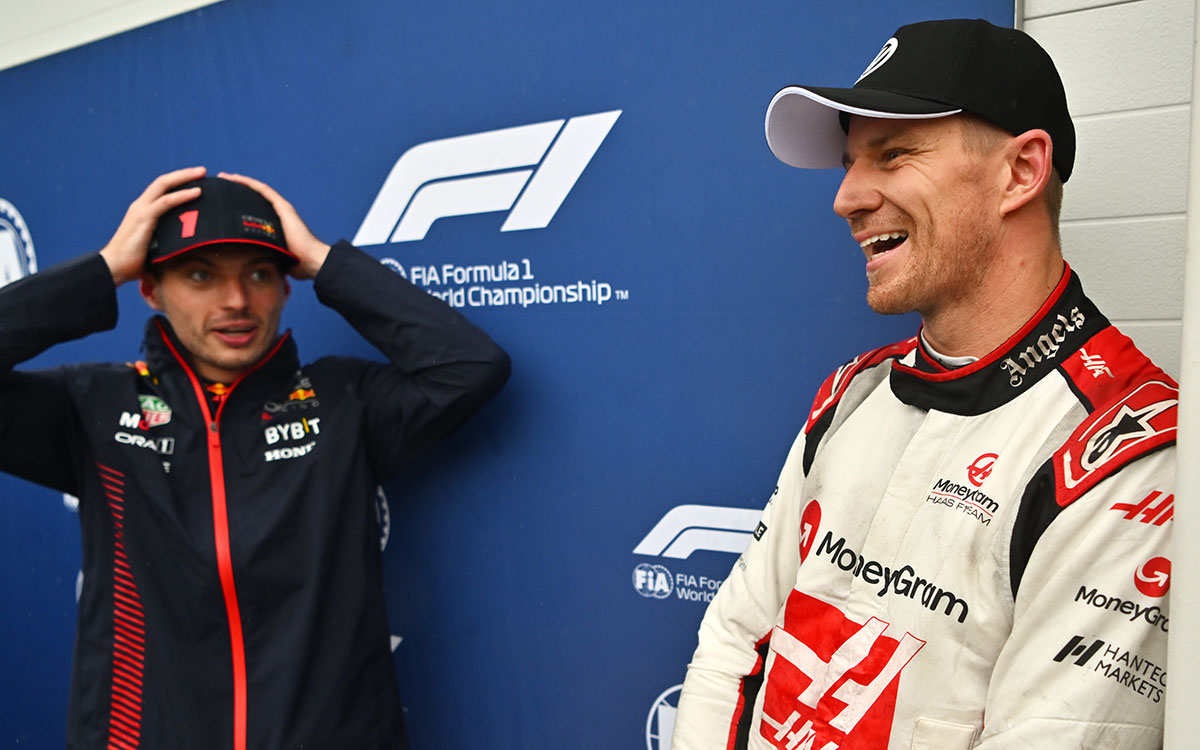 予選を終えて談笑するポールポジションのマックス・フェルスタッペン（レッドブル）と2番手ニコ・ヒュルケンベルグ（ハース）、2023年6月17日F1カナダGP