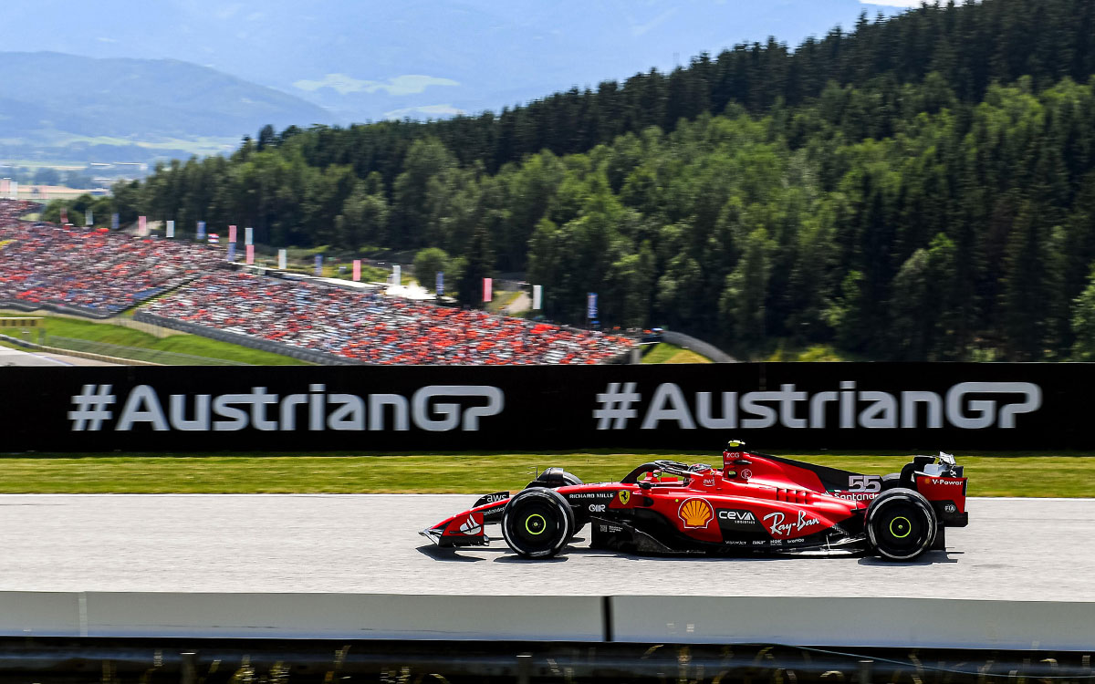 レッドブル・リンクを周回するカルロス・サインツ（フェラーリ）、2023年6月30日F1オーストリアGP FP1