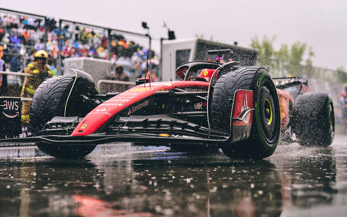 インターミディエイトタイヤを履いてジル・ビルヌーブ・サーキットのピットレーンを走行するシャルル・ルクレールのフェラーリSF-23、2023年6月17日F1カナダGP FP3