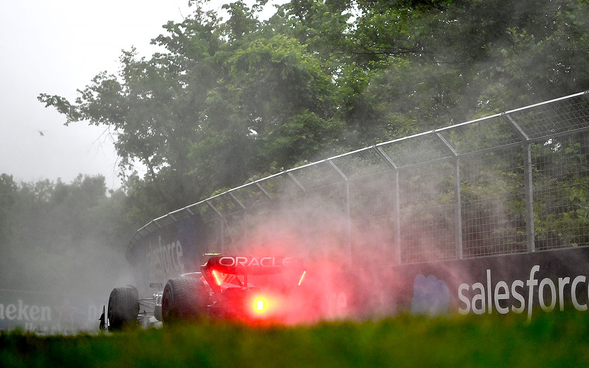 フルウェット・タイヤを履いて水煙を巻き上げるセルジオ・ペレスのレッドブルRB19、2023年6月17日F1カナダGP FP3