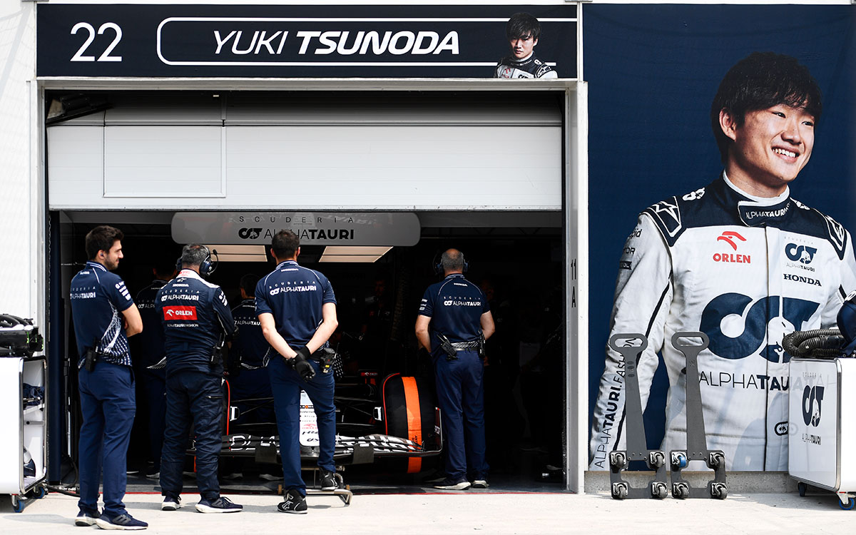 角田裕毅のガレージ前に立つアルファタウリのメカニック、2023年6月16日F1カナダGP FP1にて