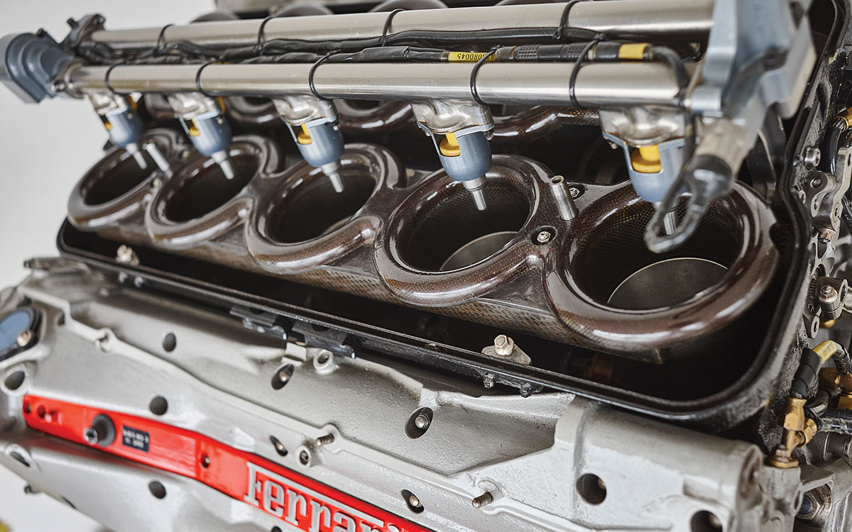 2,998cc DOHC 40バルブ ドライサンプ 75度V型10気筒、730馬力を発するフェラーリの1997年型F1エンジン (3)