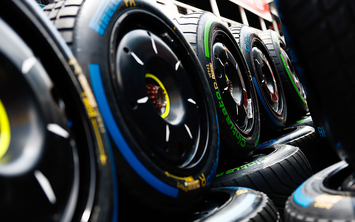 カタロニア・サーキットに持ち込まれたピレリのインターミディエイト・タイヤとフルウェット・タイヤ、2023年6月1日F1スペインGP