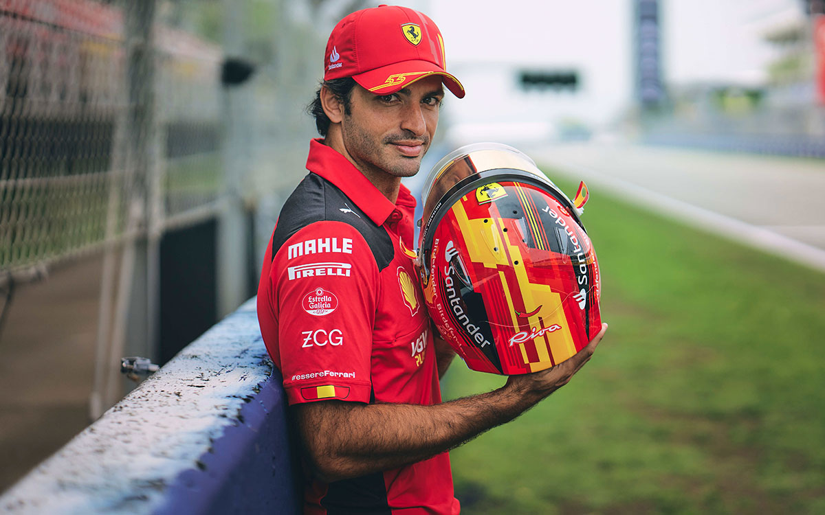 母国レースに持ち込むスペシャルヘルメットを手に持つカルロス・サインツ（フェラーリ）、2023年6月1日F1スペインGP