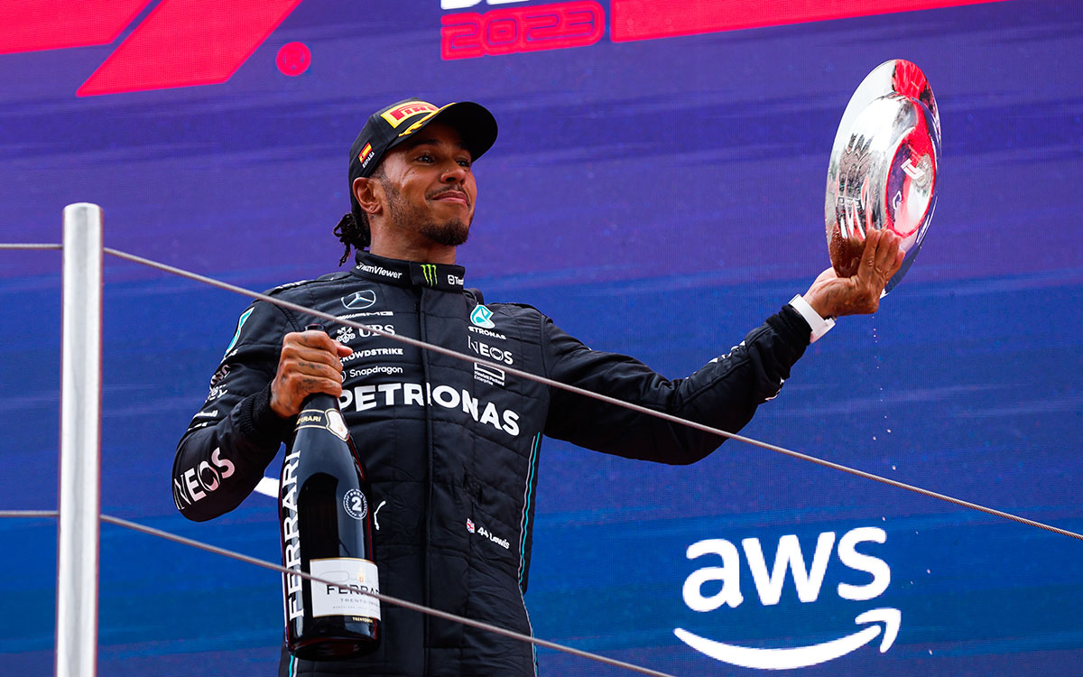 2位表彰台に上がりシャンパンを手に持つルイス・ハミルトン（メルセデス）、2023年6月4日F1スペインGP