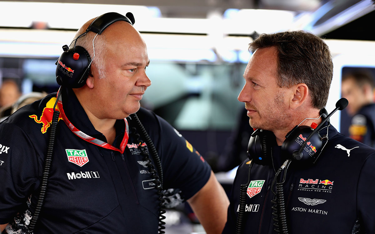 2017年7月14日、F1イギリスGPのプラクティス中にガレージで会話するレッドブル・レーシングの最高技術責任者を務めるロブ・マーシャルとチーム代表のクリスチャン・ホーナー