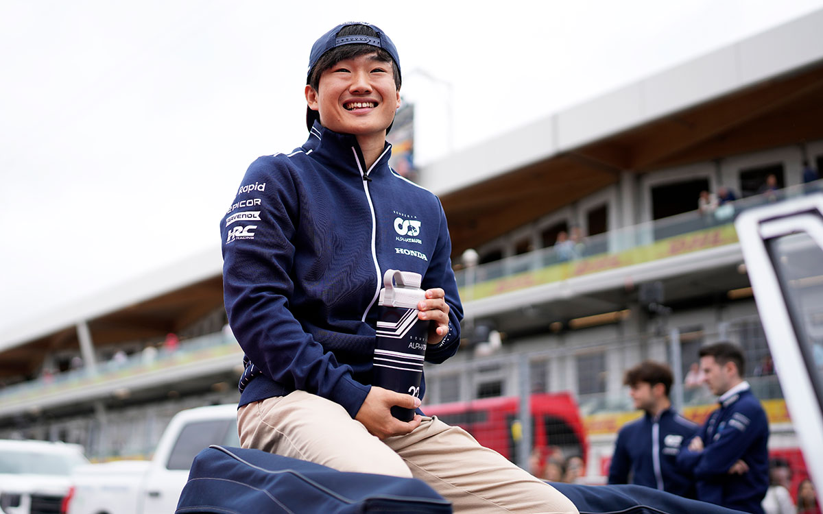 ドライバーズパレードで笑顔を見せる角田裕毅（アルファタウリ）、2023年6月18日F1カナダGP