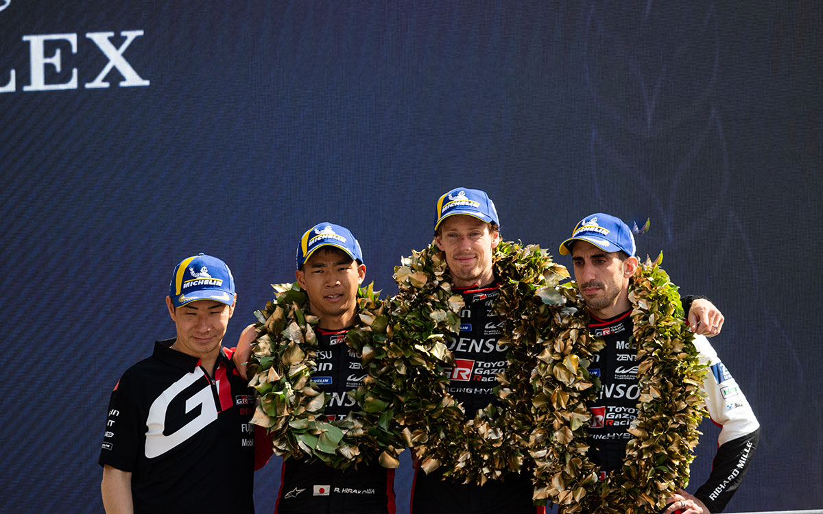 2位表彰台に上がったTOYOTA GAZOO Racing号車の平川亮、ブレンドン・ハートレー、セバスチャン・ブエミ、そしてチーム代表の小林可夢偉、2023年6月11日FIA世界耐久選手権（WEC）第4戦ル・マン24時間レース