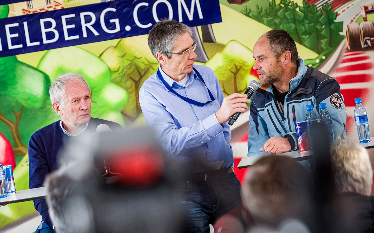 オーストリア・キッツビューエルのハーンエンカンムで行われたF1ショーラン後の記者会見に臨むレッドブルのモータースポーツ・アドバイザーを務めるヘルムート・マルコと、ゲルハルト・ベルガー、2016年1月14日