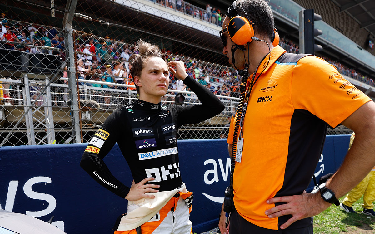レースエンジニアのトム・スターラードと話をするオスカー・ピアストリ（マクラーレン）、2023年6月4日F1スペインGP