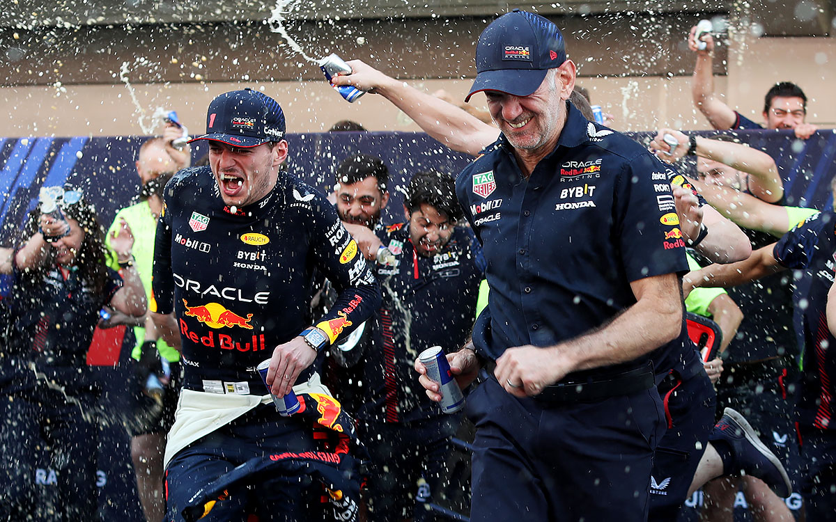 ”レッドブルシャワー”でF1スペインGPの優勝を祝うマックス・フェルスタッペンとエイドリアン・ニューウェイ、2023年6月4日F1スペインGP