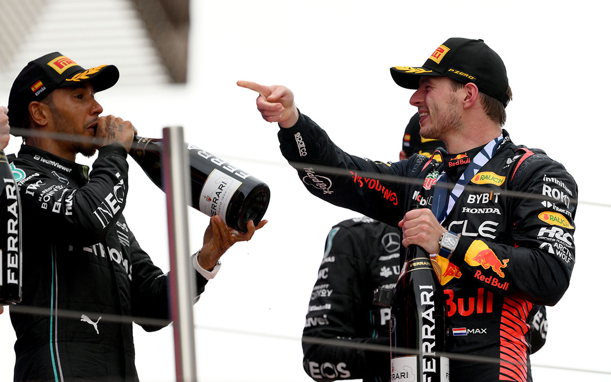 表彰台の上で談笑するルイス・ハミルトン（メルセデス）とマックス・フェルスタッペン（レッドブル）、2023年6月4日F1スペインGP