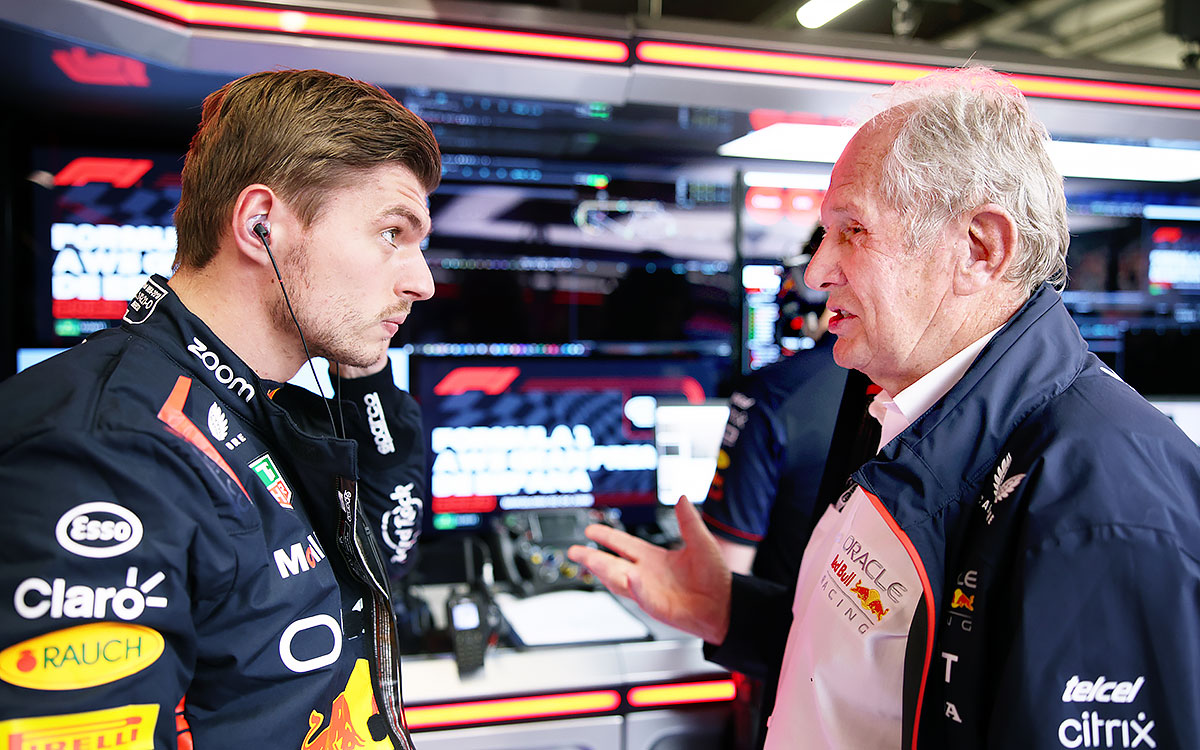 レッドブルのガレージ内でマックス・フェルスタッペンと話をするヘルムート・マルコ、2023年6月3日F1スペインGP