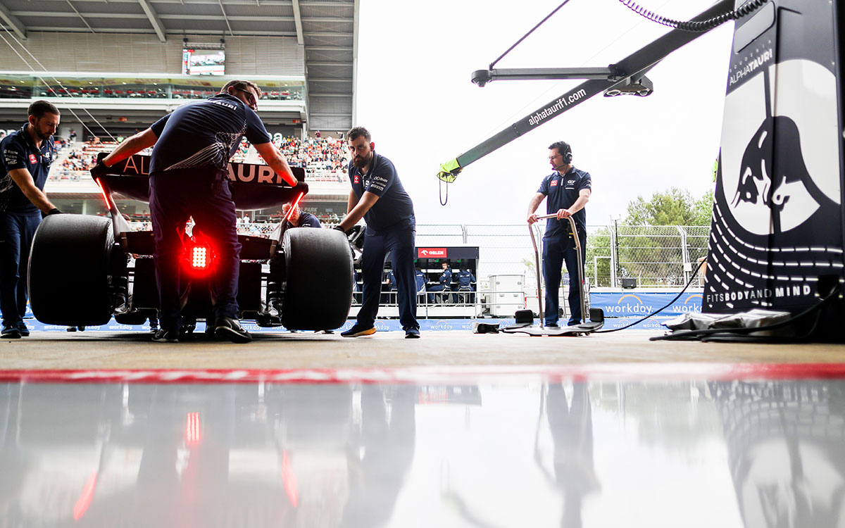 ガレージに戻されるニック・デ・フリース（アルファタウリ）、2023年6月3日F1スペインGP予選