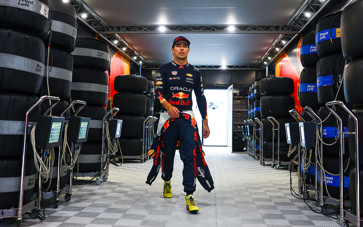 タイヤが積まれたガレージ内を歩くセルジオ・ペレス（レッドブル）、2023年6月3日F1スペインGP予選