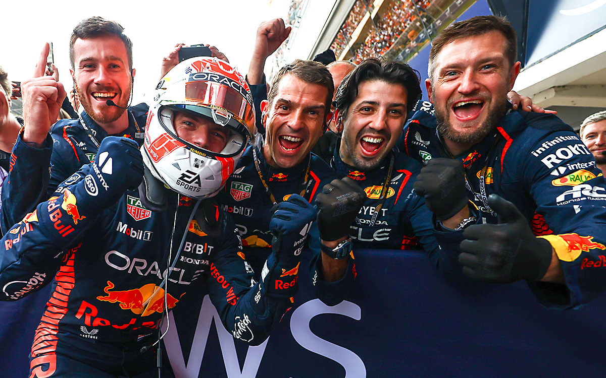 カタロニア・サーキットでチームスタッフと優勝の喜びを分かち合うレッドブルのマックス・フェルスタッペン、2023年6月4日F1スペインGP決勝