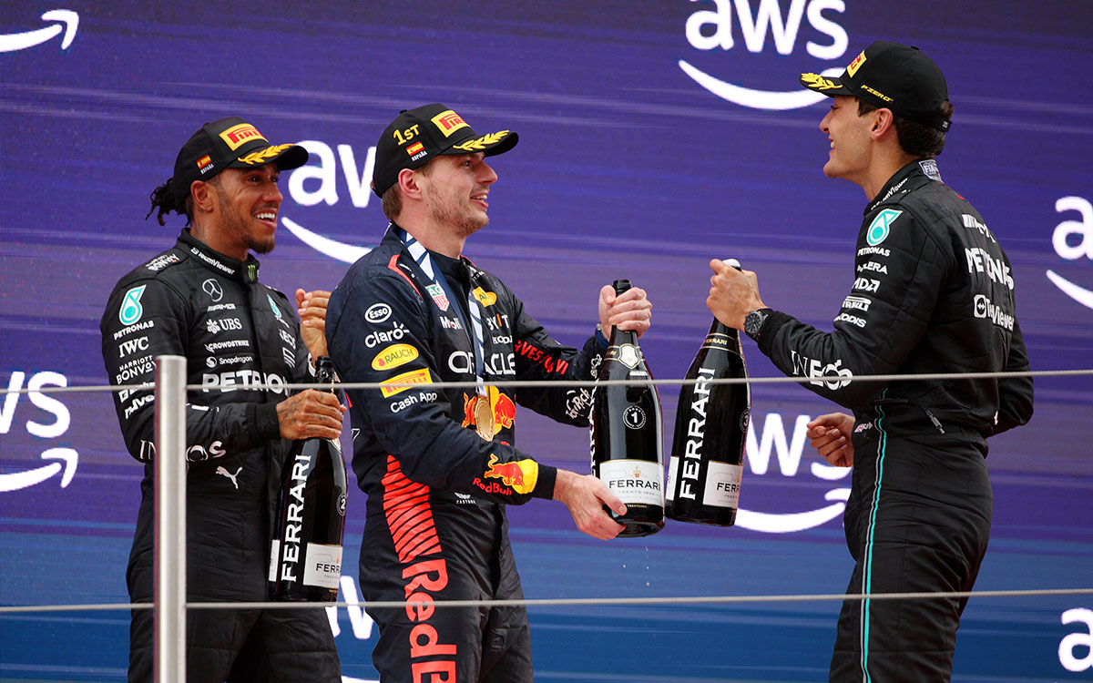 表彰台の上で笑顔を見せる2位ルイス・ハミルトン（メルセデス）、優勝したマックス・フェルスタッペン（レッドブル）、3位ジョージ・ラッセル（メルセデス）、2023年6月4日F1スペインGP