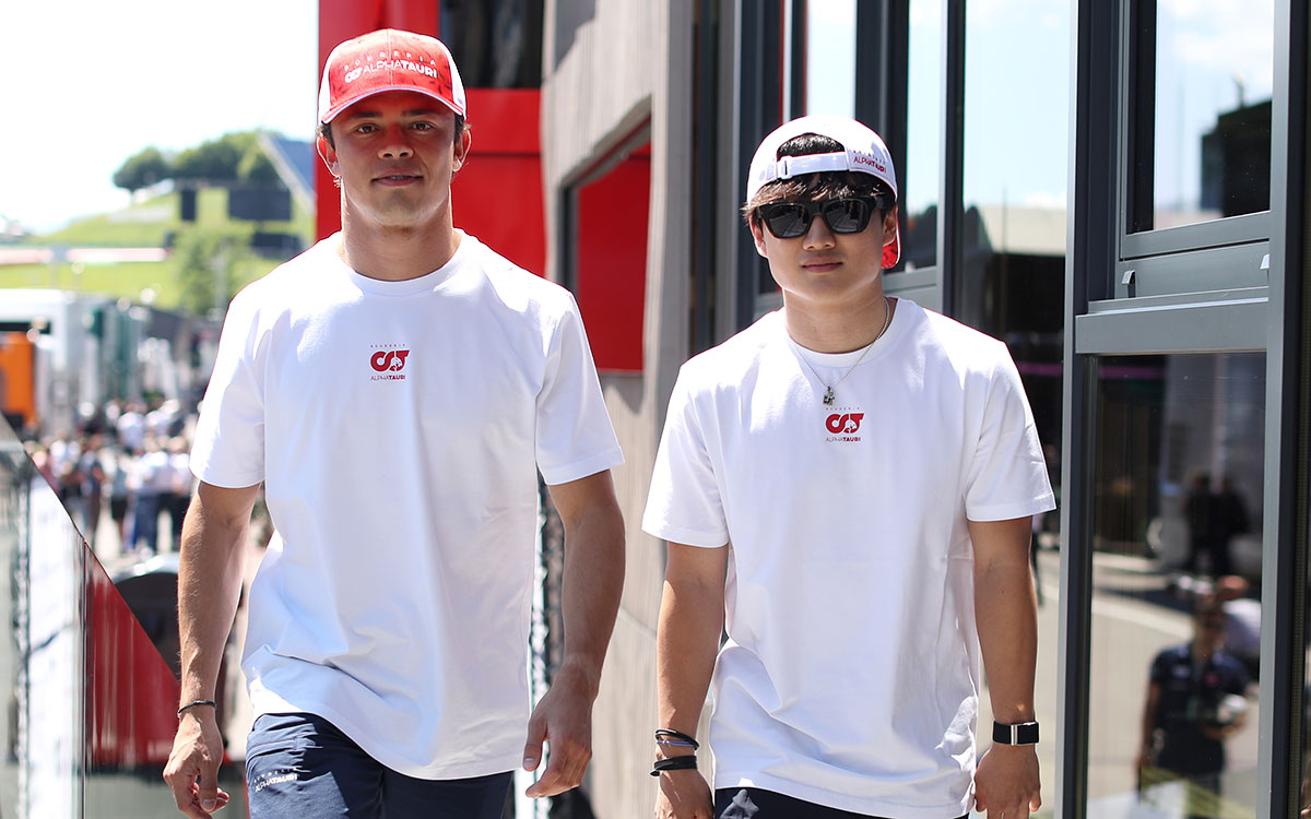 レッドブル・リンクのパドックを並んで歩くアルファタウリのニック・デ・フリースと角田裕毅、2023年6月29日F1オーストリアGP