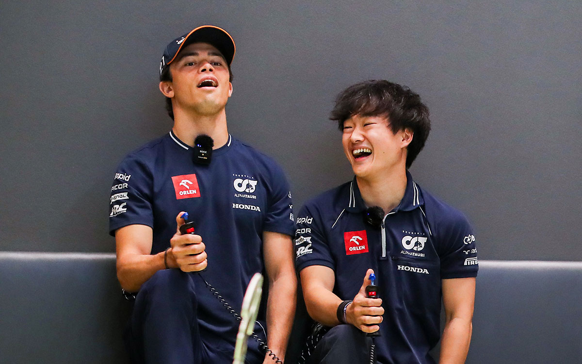 スロットカーゲームを楽しむアルファタウリのニック・デ・フリースと角田裕毅、2023年6月29日F1オーストリアGP