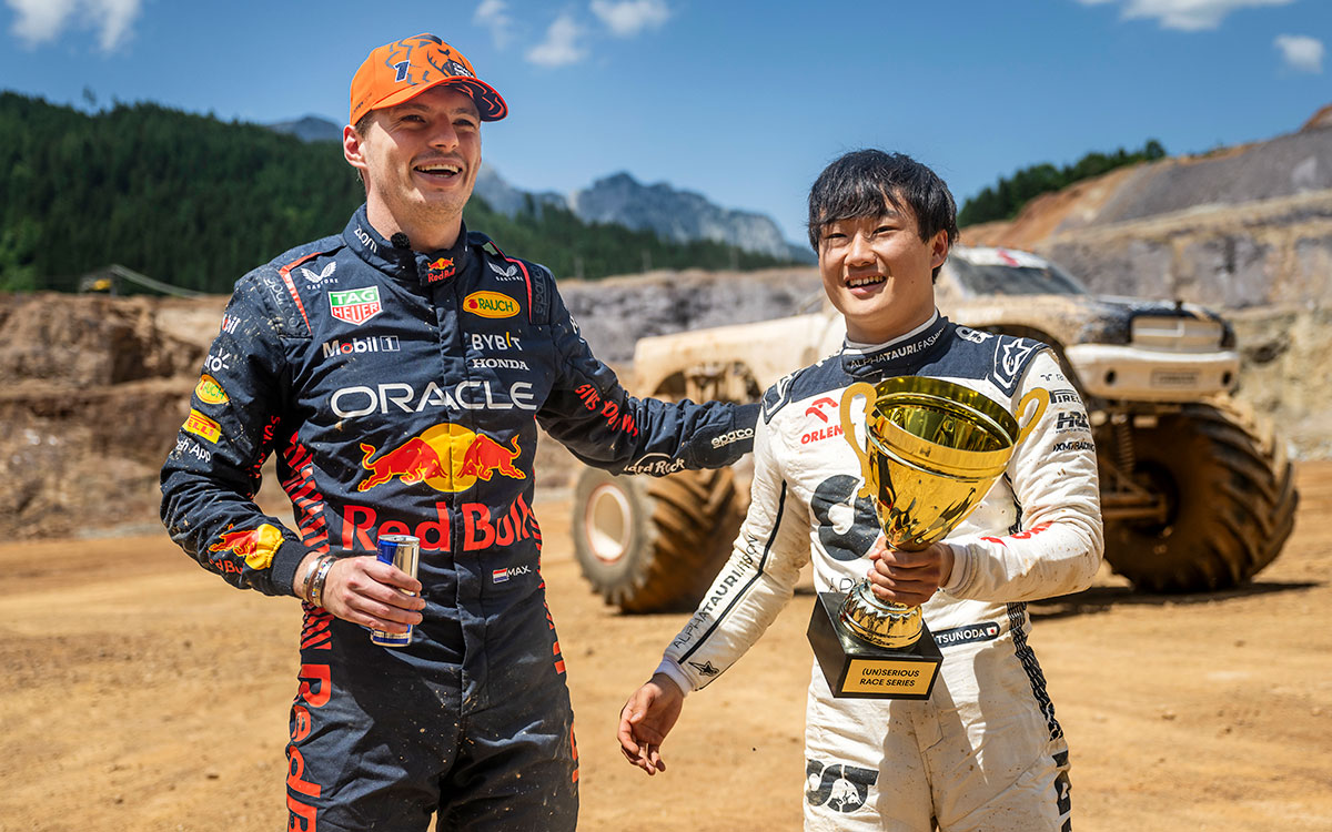 優勝した角田裕毅（アルファタウリ）と2位マックス・フェルスタッペン（レッドブル）、F1オーストリアGPに先立ち2023年6月13日にエルツベルグ鉱山で開催された真面目レースシリーズにて